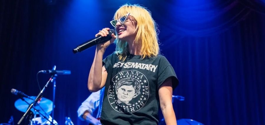 Read more about the article Hayley Williams Stuns Fans with 17 Surprise Solo Songs on Website